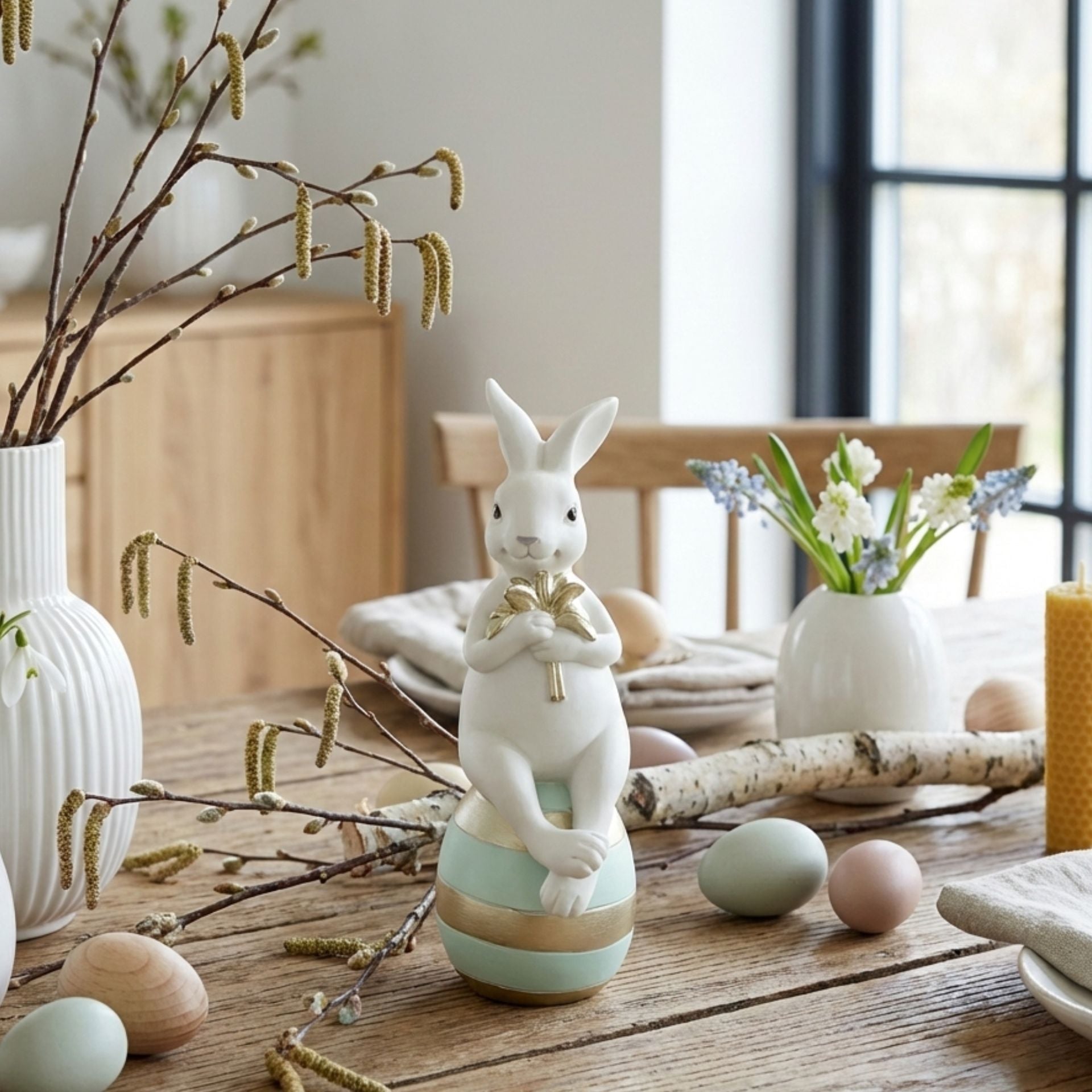 Sevinna fehér világoskék arany húsvéti nyúl figura tojással – 20,5 cm