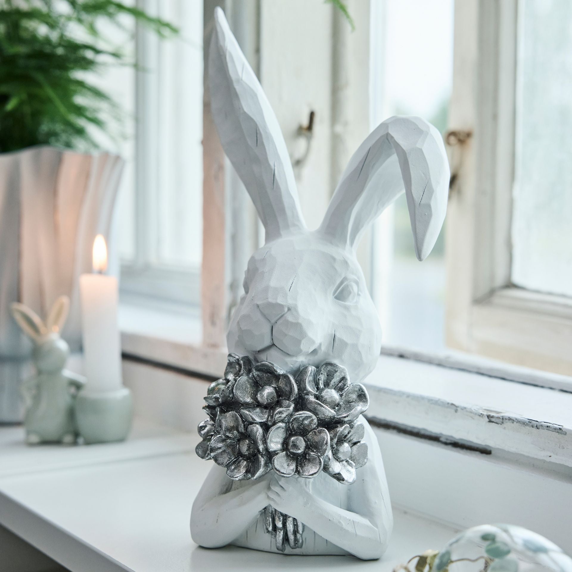 Sevinne fehér ezüst húsvéti nyúl figura virágcsokorral – 25,8 cm