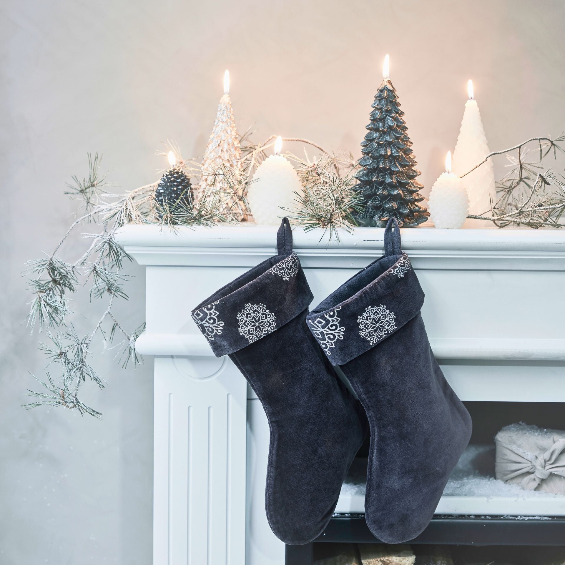 Trelia sötétzöld paraffin toboz gyertya – 8,5 cm