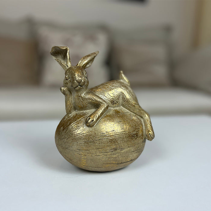 Semina tojáson fekvő nyúl dekoráció 16cm világos arany