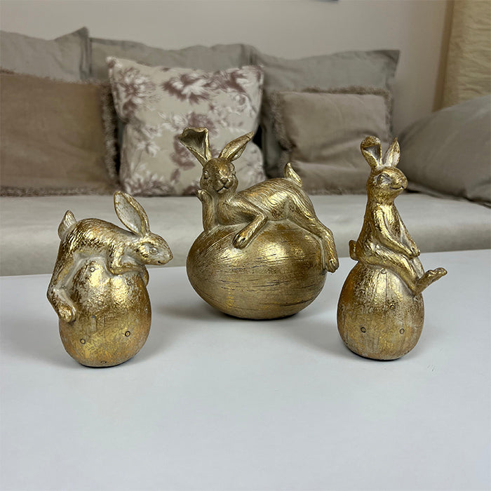 Semina tojáson fekvő nyúl dekoráció 11.5cm világos arany
