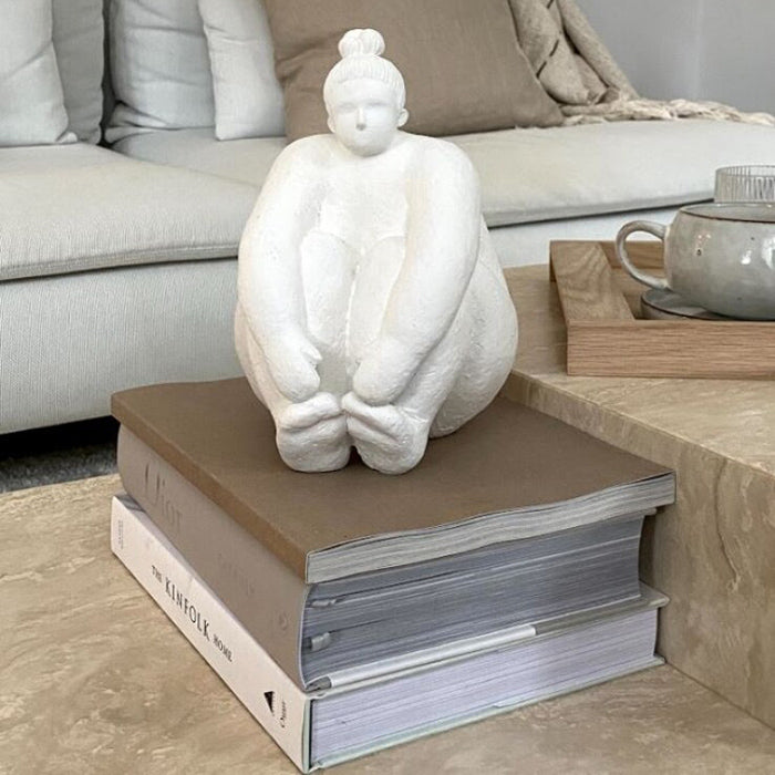 Serafina ülő női figura 24cm fehér