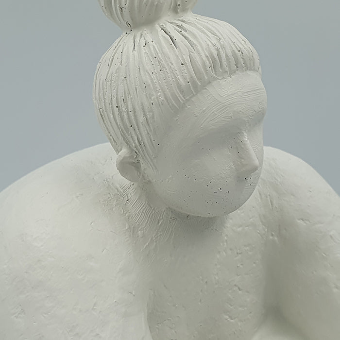 Serafina ülő női figura 24cm fehér
