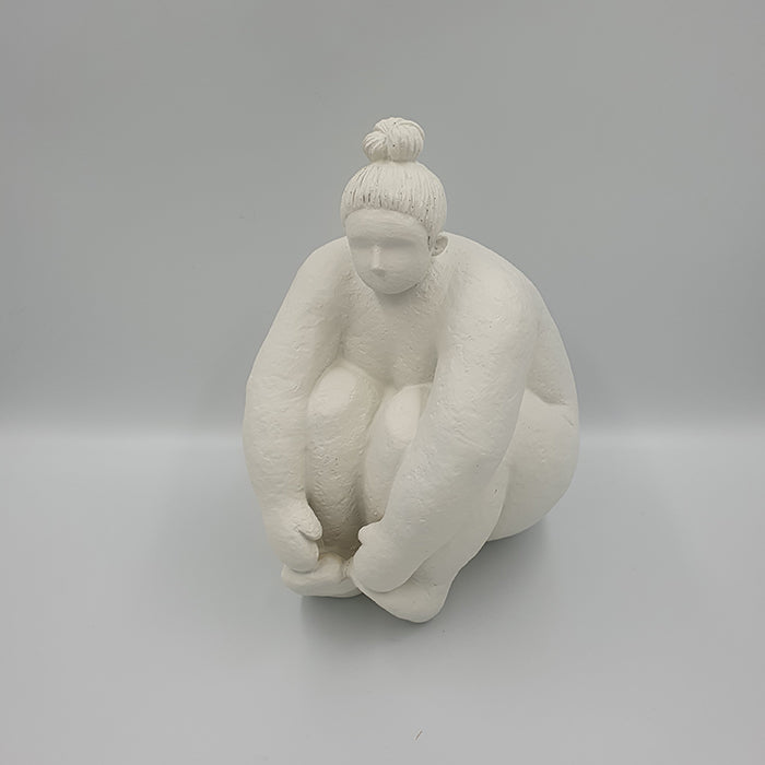 Serafina ülő női figura 24cm fehér